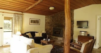 Wombat Hills Cottages - Newcastle Accommodation 4