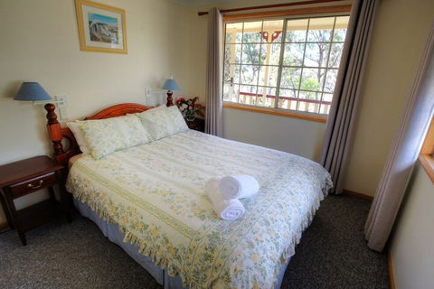 Accommodation Creek Cottages - New Castle Tourism 3
