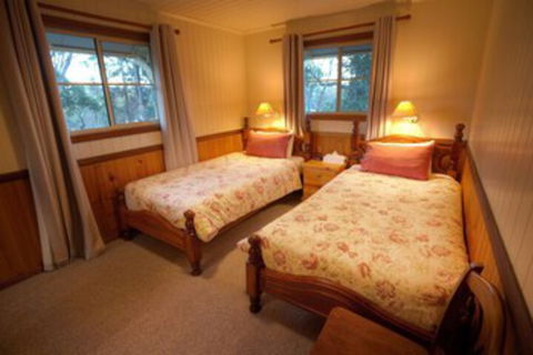 Accommodation Creek Cottages - New Castle Tourism 0