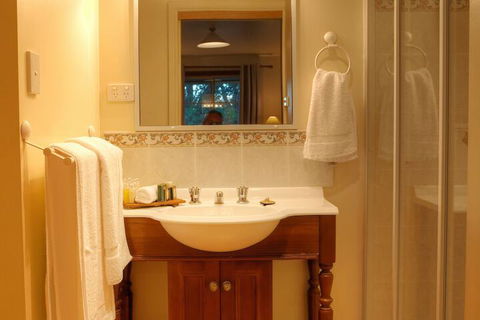 Accommodation Creek Cottages - New Castle Tourism 5