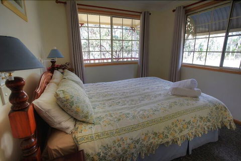 Accommodation Creek Cottages - New Castle Tourism 7