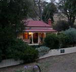 Sinnamons Cottage - Newcastle Accommodation