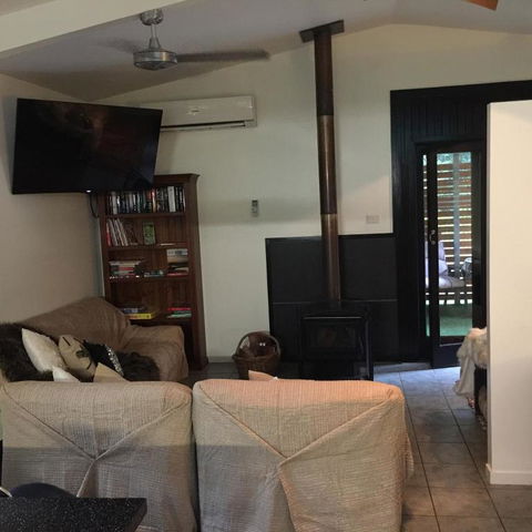 Figtree Getaway - Newcastle Accommodation 4