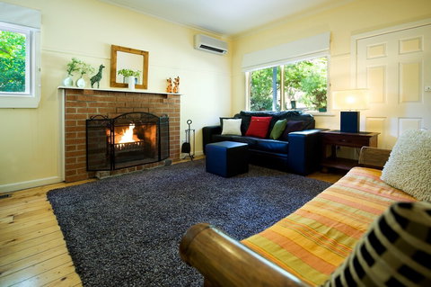 Apple Tree Cottage - Newcastle Accommodation 6