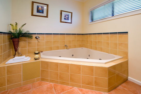 Apple Tree Cottage - Newcastle Accommodation 2