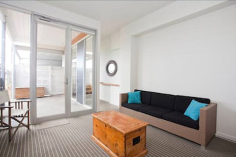 Four Kings Apartments - Newcastle Accommodation 4