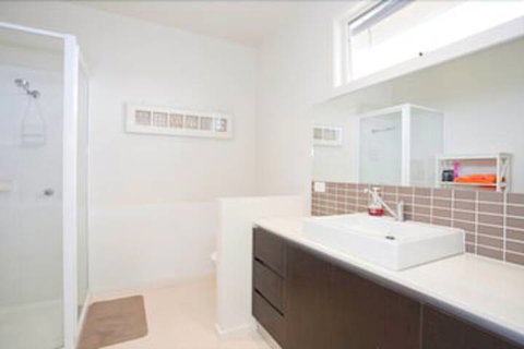 Four Kings Apartments - Newcastle Accommodation 3