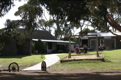 Seal Bay Cottages - New Castle Tourism 4