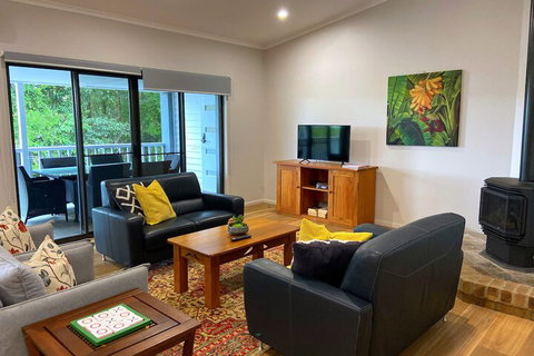 Clouds Mapleton - Newcastle Accommodation 6
