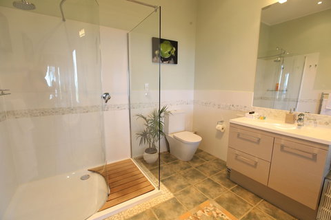 Avocado Sunset B&B - New Castle Tourism 6