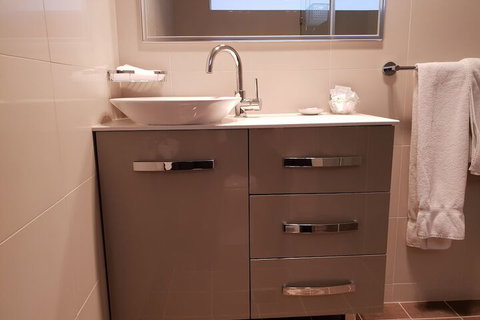 Leagues Motel - New Castle Tourism 2