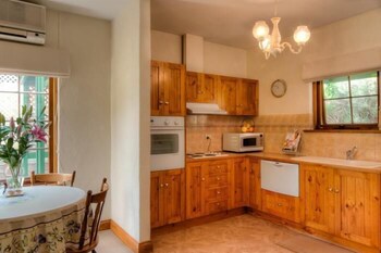 Country Pleasures B&B - Newcastle Accommodation 6