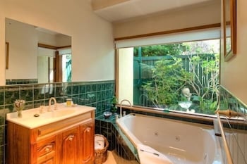 Country Pleasures B&B - Newcastle Accommodation 4