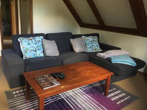 Dancing Waters Cottage - Newcastle Accommodation 4