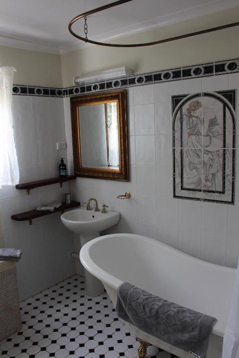 Dancing Waters Cottage - Newcastle Accommodation 2