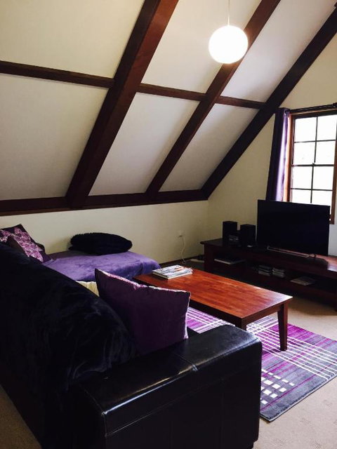 Dancing Waters Cottage - Newcastle Accommodation 3