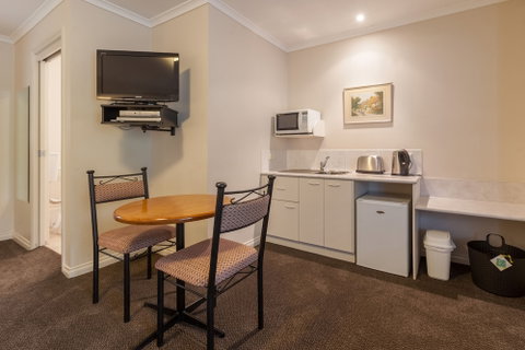 Yarra Gables - Newcastle Accommodation 4