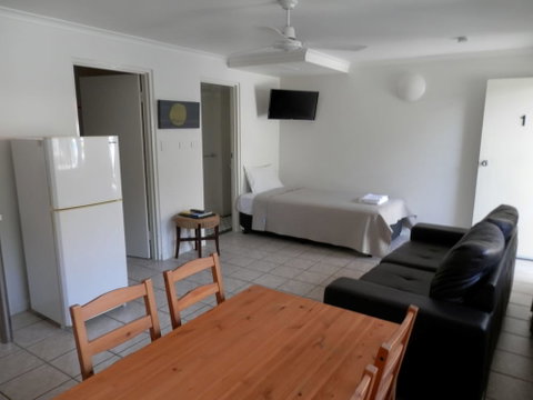 Yongala Lodge By The Strand - Newcastle Accommodation 4