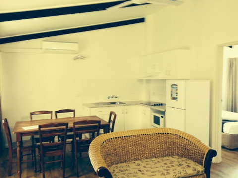 Yongala Lodge By The Strand - Newcastle Accommodation 6