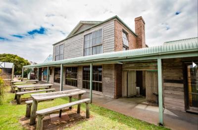 The 12 Apostles Inn / Princetown Tavern - Newcastle Accommodation 12