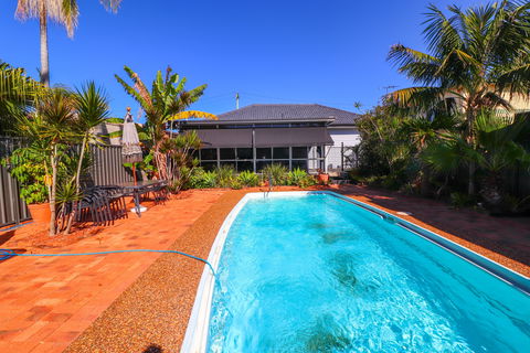 Watering Hole Tavern - Newcastle Accommodation 0