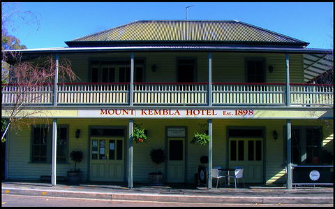 Mount Kembla Village Hotel - Newcastle Accommodation 0
