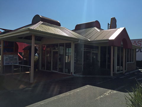 Monbulk Charcoal Chicken - Newcastle Accommodation 0