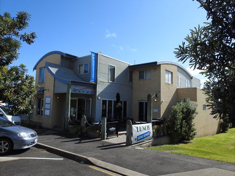 Waves Cafe, Bar And Restaurant - Newcastle Accommodation 1