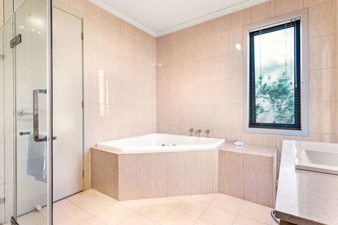 Quality Suites Point Cook Seasons 5 - New Castle Tourism 7