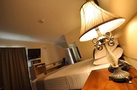 Emerald Maraboon Motor Inn - New Castle Tourism 4