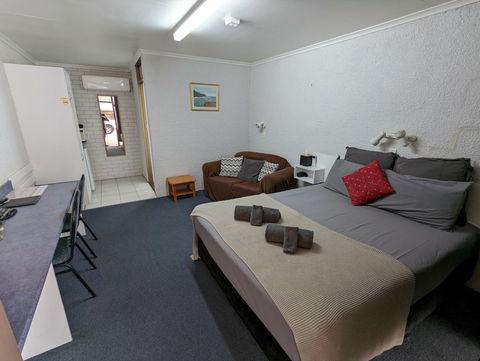 Abajaz Motor Inn - New Castle Tourism 0