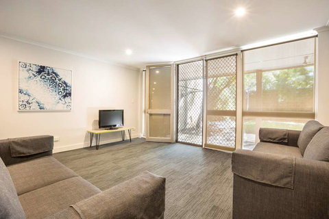 Nightcap at Coolaroo Hotel - New Castle Tourism 4