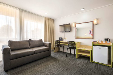 Nightcap at Coolaroo Hotel - New Castle Tourism 9