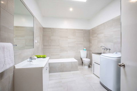 Nightcap at Coolaroo Hotel - New Castle Tourism 11