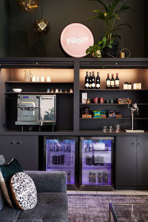 Punthill Ivanhoe Hotel - New Castle Tourism 1