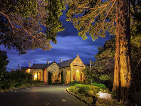 Mount Lofty House - New Castle Tourism 0