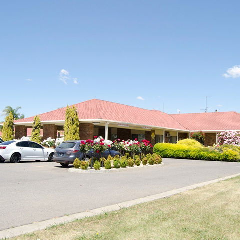 Pines Country Club Motor Inn - New Castle Tourism 0