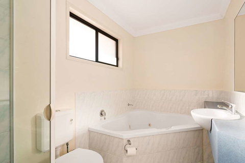 Econo Lodge Waterford - Newcastle Accommodation 11