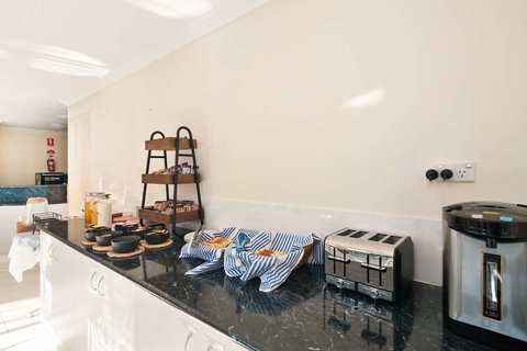 Econo Lodge Waterford - Newcastle Accommodation 15