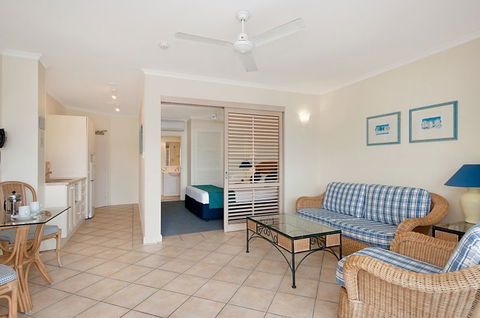 Macrossan House Boutique Holidays Apts - Newcastle Accommodation 2