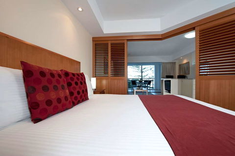 Ramada Resort Golden Beach - New Castle Tourism 8