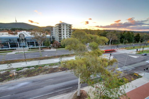 IQ Smart Apartments 704 Braddon ACT - Newcastle Accommodation 6