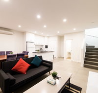 3BR Townhouse Double Garage walk to Lake Ginninderra - Newcastle Accommodation