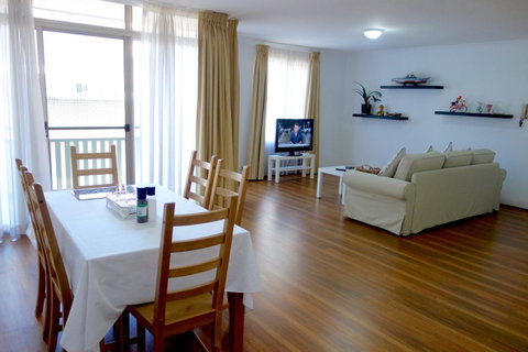 Kingston Comfy Apartment - Newcastle Accommodation 4