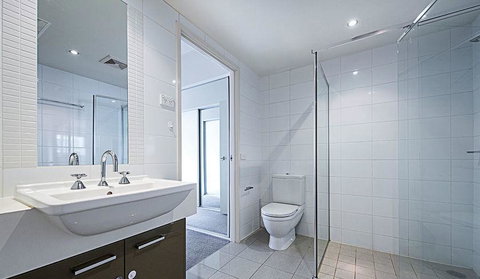 Spacious 1BR Stylish New Acton Apartment +Parking - Newcastle Accommodation 3