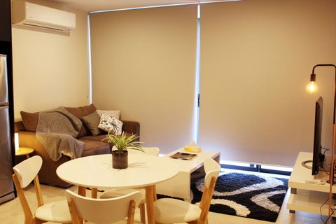 Stylish, Modern, Cute As A Button - Braddon CBD - Newcastle Accommodation 10