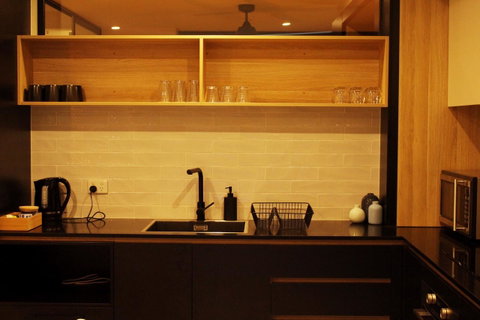 Stylish, Modern, Cute As A Button - Braddon CBD - Newcastle Accommodation 9