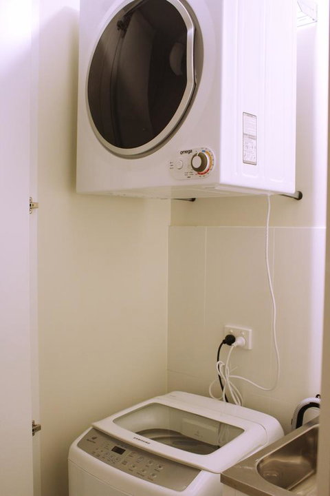 Stylish, Modern, Cute As A Button - Braddon CBD - Newcastle Accommodation 7