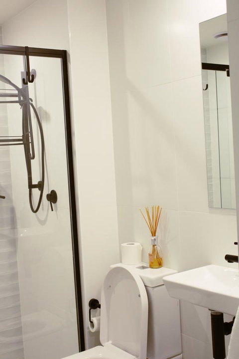 Stylish, Modern, Cute As A Button - Braddon CBD - Newcastle Accommodation 6