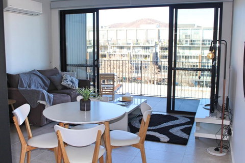 Stylish, Modern, Cute As A Button - Braddon CBD - Newcastle Accommodation 5